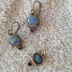 Pendant and earrings opal